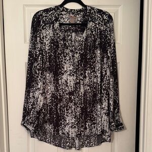 H&M Monochrome Patterned V Neck button front hi-lo Blouse. NWOT